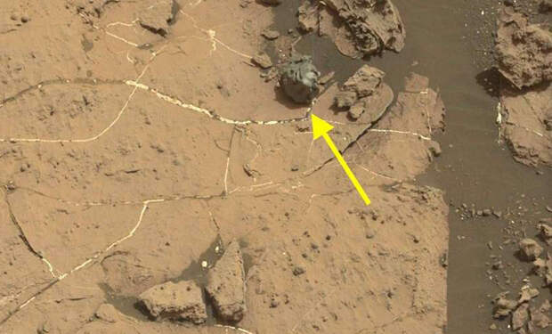 На марсианских фото нашли странную сферу