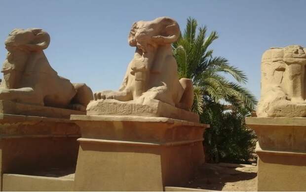 Аллея сфинксов встречает тех, кто решил посетить одну из самых значимых достопримечательностей Египта (Karnak Temple). | Фото: clubjaguar2.blogspot.com.