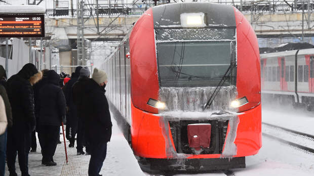 Пассажиры шли по рельсам до станции в Мытищах из‑за сбоя в движении поездов