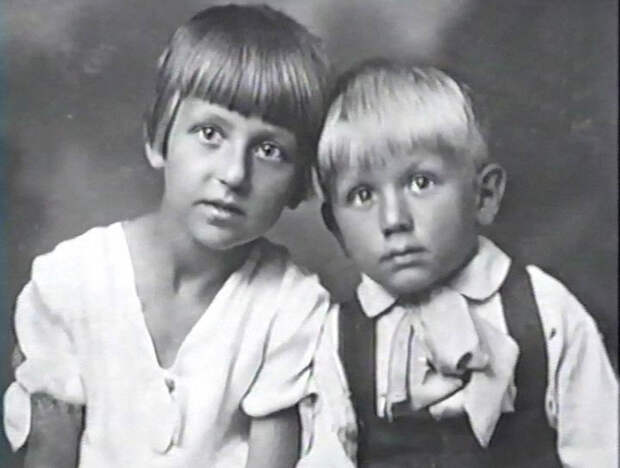 Лев Дуров с сестрой семья, слушают, фото