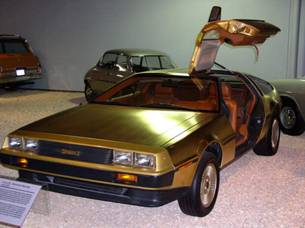 Золотой De Lorean DMC-12