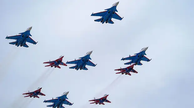 Демонстрационные полёты «Русских витязей» и «Стрижей» в Кубинке