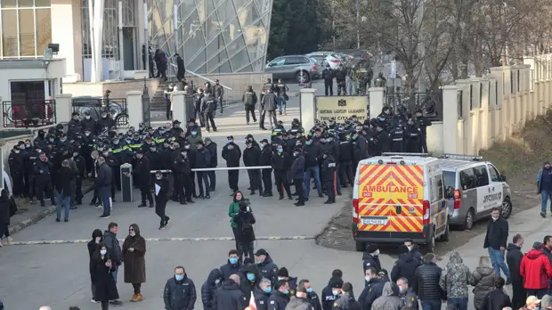В Тбилиси полиция применила перцовый спрей возле суда на фоне процесса над Саакашвили