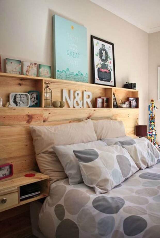 Функциональное деревянное изголовье. | Фото: Alter Ego Home. Функциональное деревянное изголовье Фото Alter Ego Home