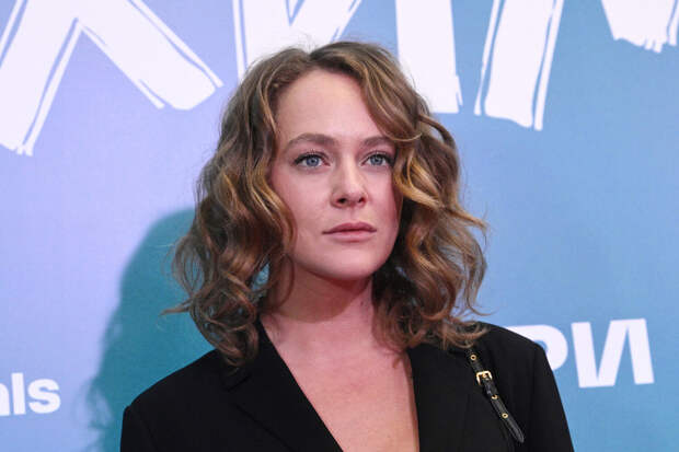 Актрису Аглаю Тарасову заметили в подмосковном ресторане с подругами