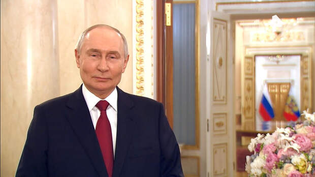 Путин поздравил всех россиянок с Международным женским днем