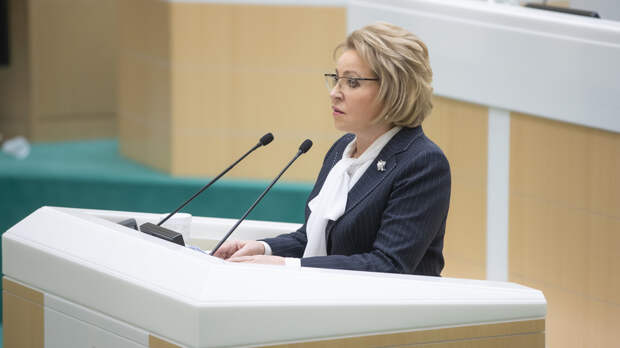 Матвиенко предложила сенаторам переплыть Волгу