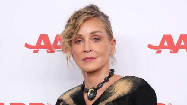 Актриса Шэрон Стоун показала фигуру в блузе с глубоким декольте