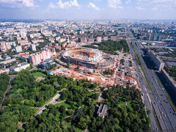 Строящийся стадион «Динамо». Реконструкцией это назвать сложно.