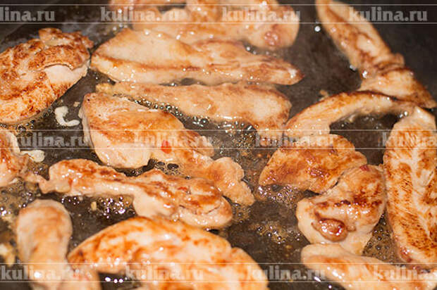 В сковороде разогреть растительное масло, выложить куски курицы и обжарить с двух сторон до золотистого цвета.