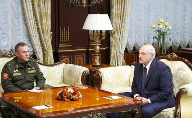 На фото: министр обороны Белоруссии Виктор Хренин и президент Белоруссии Александр Лукашенко (слева направо)