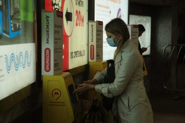 На станциях метро установлены бесплатные санитайзеры / Фото: Андрей Дмытрив