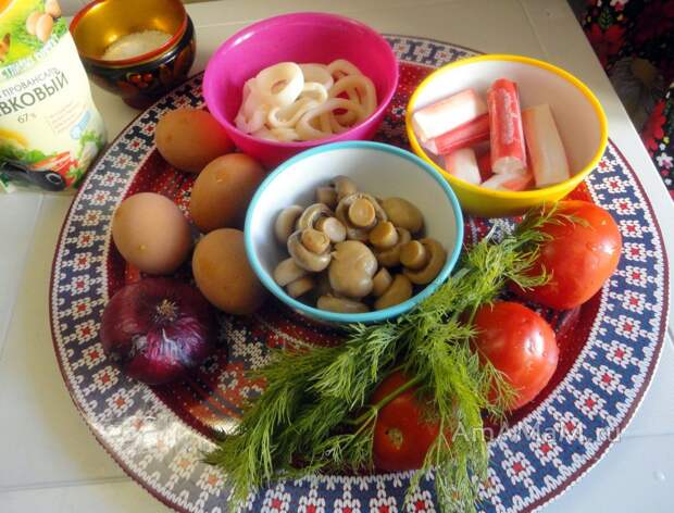 Приготовление салата из кальмаров и крабовых палочек - простой рецепт