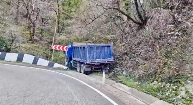 Пытавшийся спастись на российской трассе водитель грузовика оказался под колесами