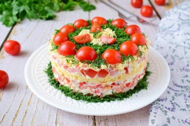 Слоеный салат с крабовыми палочками, помидорами и болгарским перцем