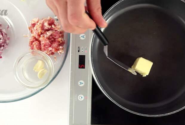 Фото приготовления рецепта: Спагетти карбонара с красным луком - шаг 2