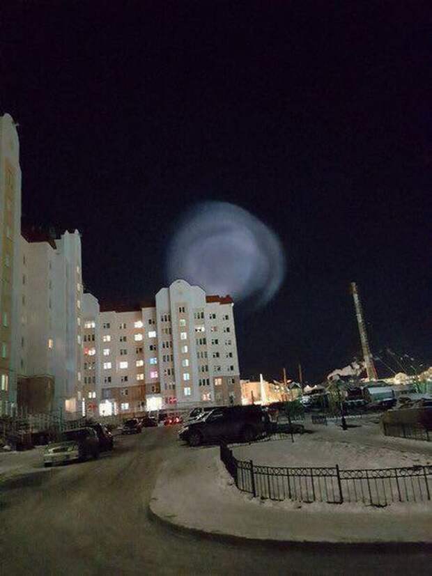 Необычный светящийся шар в небе над Салехардом (3 фото)
