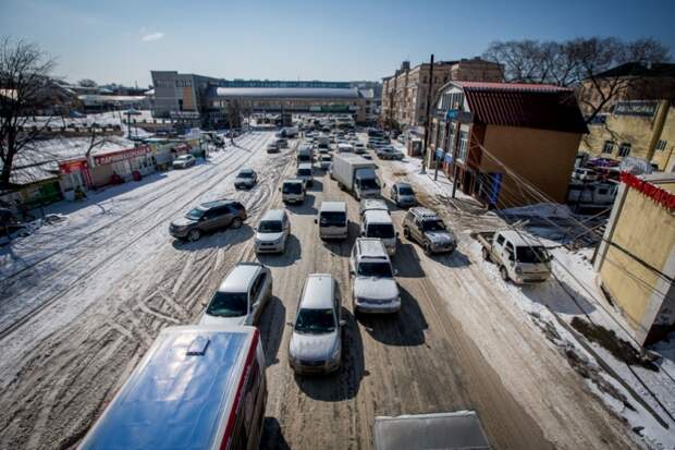 "Народ встрял надолго": авария сейчас блокирует важную дорогу Владивостока