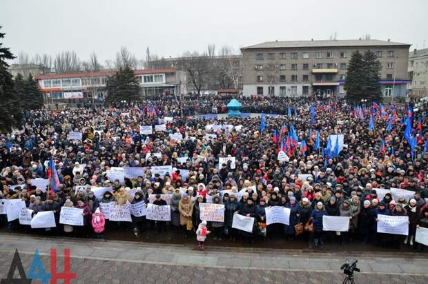 Митинг в поддержку действий руководства республик Донбасса по национализации в Енакиево 