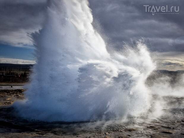 Гейзер Строккур извергает струи горячей воды каждые 2-6 минут, Исландия / Исландия