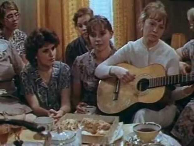 Кадр из фильма *Одиноким предоставляется общежитие*, 1983 | Фото: playnewsongs.ru