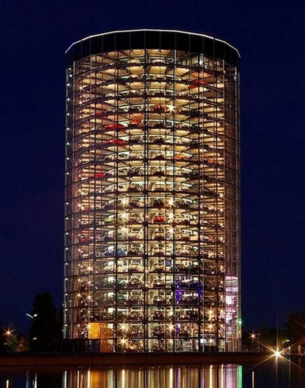 Вертикальная автомобильная башня в «Autostadt».