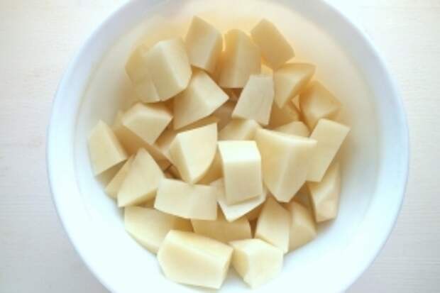 Нарежьте картофель крупными произвольными кусками.