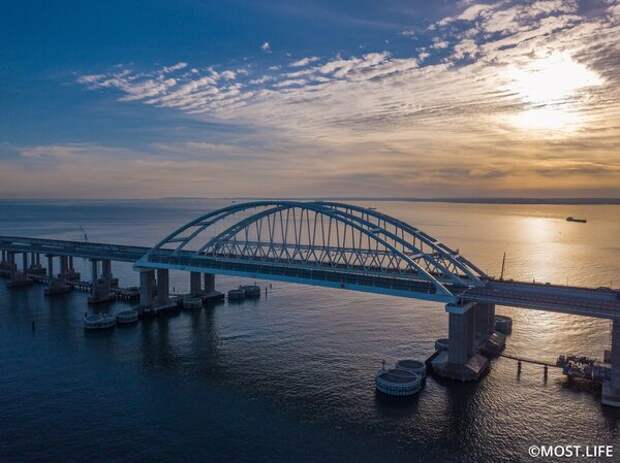 Закат чудесен. Взять бы крымского вина, да смотреть на кутерьму у моста.