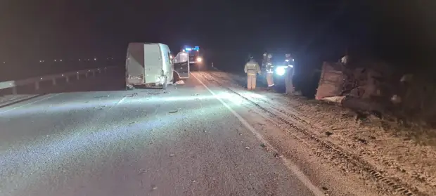 В Ростовской области машина сбила мужчину, который хотел помочь водителю перевернувшегося погрузчика