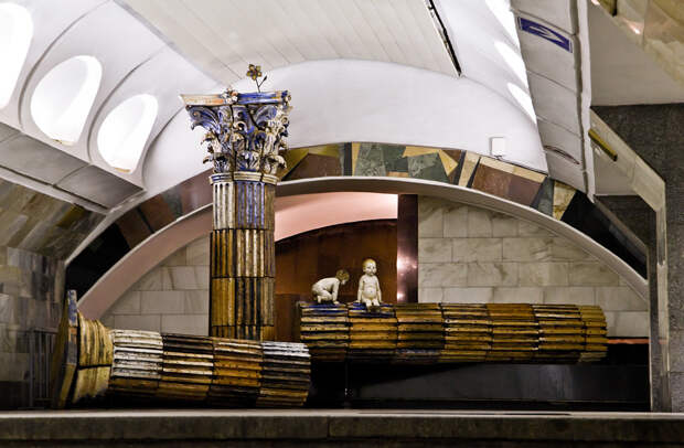 10 самых интересных скульптур Московского метро