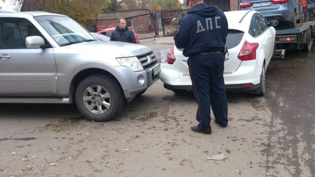 Фото: Эвакуаторщик задел другое авто прицепленной машиной