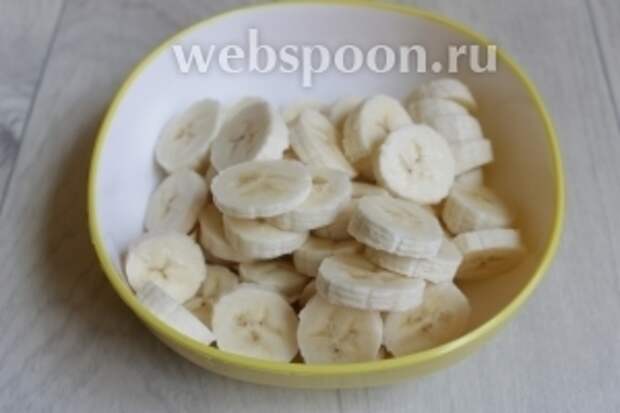 Бананы порежем толщиной 1 см.