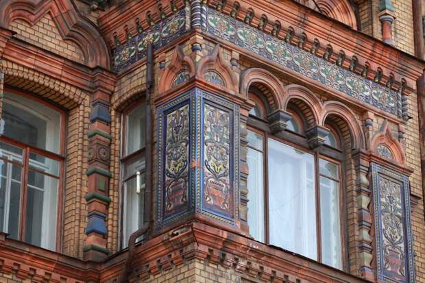 Мозаика, украсившая фасады домов Петербурга