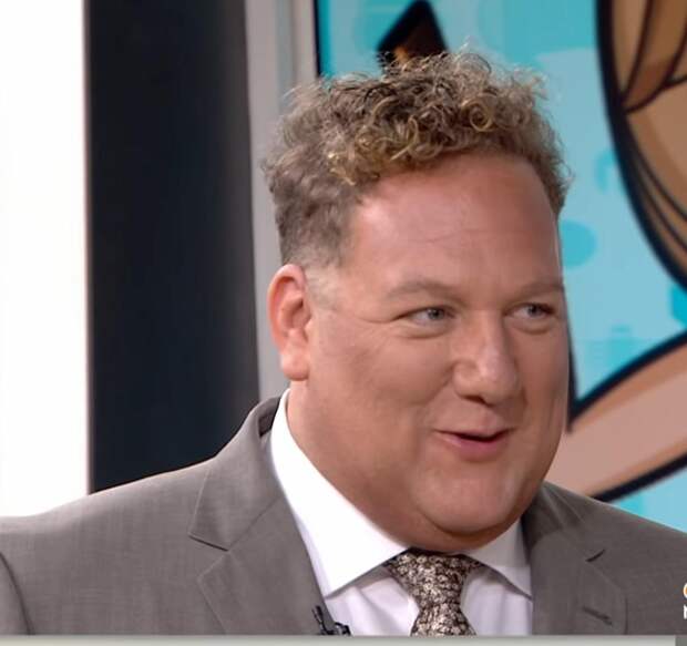 Простая стрижка преобразила мужчину до неузнаваемости: жена и дети рады