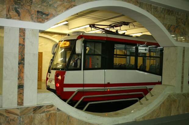 Метротрам в Волгограде большую часть дня ведет себя, как обычный трамвай, и только на три станции из 18 спускается под землю, притворяясь вагоном метро. Другая его особенность – скорость. Она достигает 65 километров в час, тогда как у обычных трамваев не больше 24 