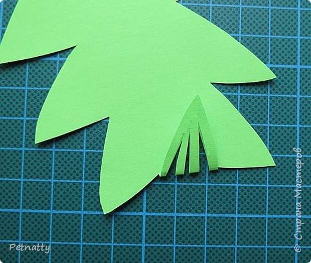 Такие листочки вырезать довольно просто, справятся и дети. Можно использовать при украшении класса. фото 3