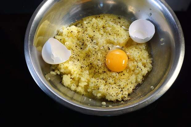 добавление в картофель сливочного масла и яиц