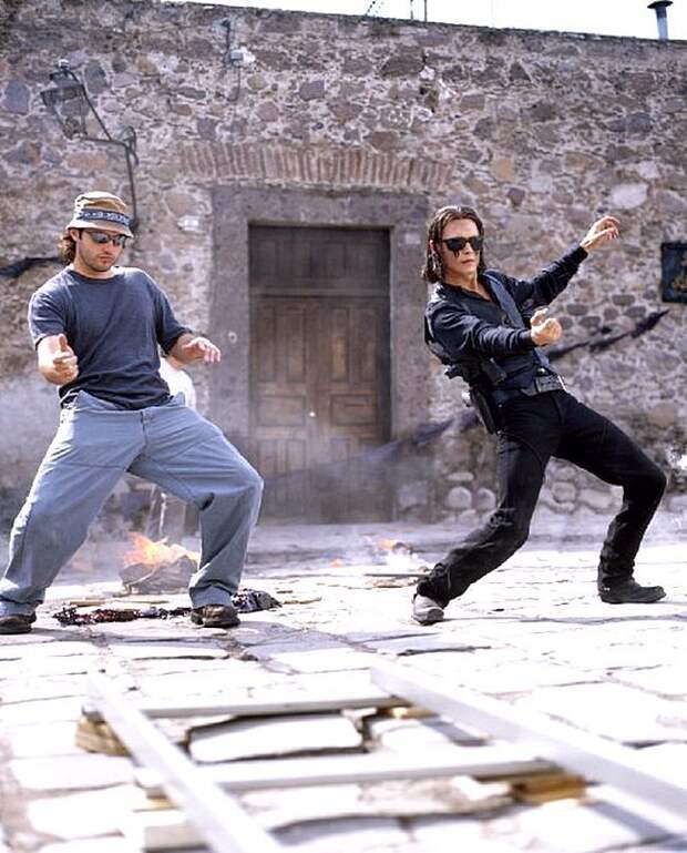 Роберт Родригес и Джонни Депп на съемочной площадке «Однажды в Мексике» 2003. Фотографии со съёмок, актеры, кинематограф, режиссеры