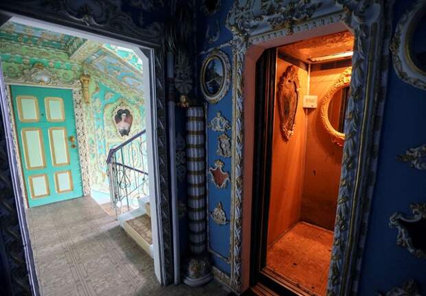 Украшенный вход в лифт. | Фото: fototelegraf.ru.