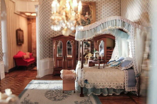 Спальня для романтического свидания: роскошная кровать и шампанское