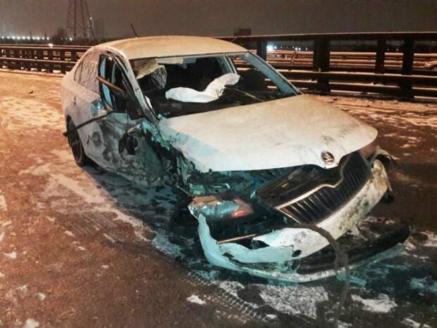 Авария дня. В СПб водитель въехал в стоящую фуру skoda, авария, авария дня, видео, дтп