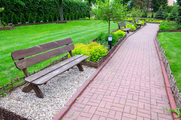 Тротуарная плитка - идеальный материал для садовой дорожки.