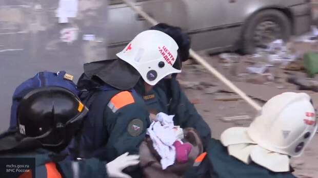 Спасшие десятимесячного малыша в Магнитогорске сотрудники МЧС навестили его в больнице