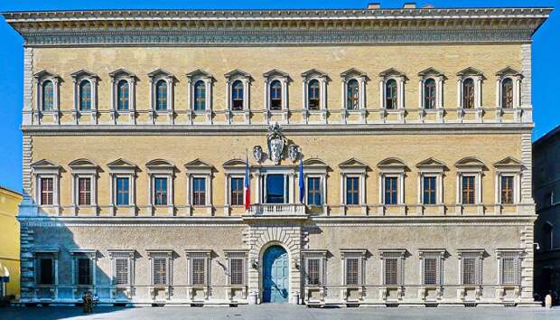 Дворец-особняк восхищает своей лаконичностью и правильными формами (Palazzo Farnese, Рим). | Фото: italia.obnovlenie.ru.