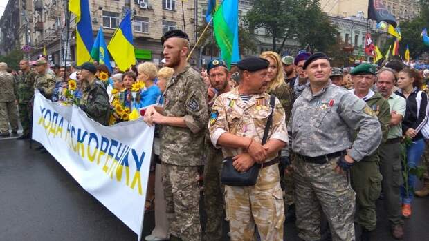 Ветераны АТО прокляли Порошенко на параде в Киеве