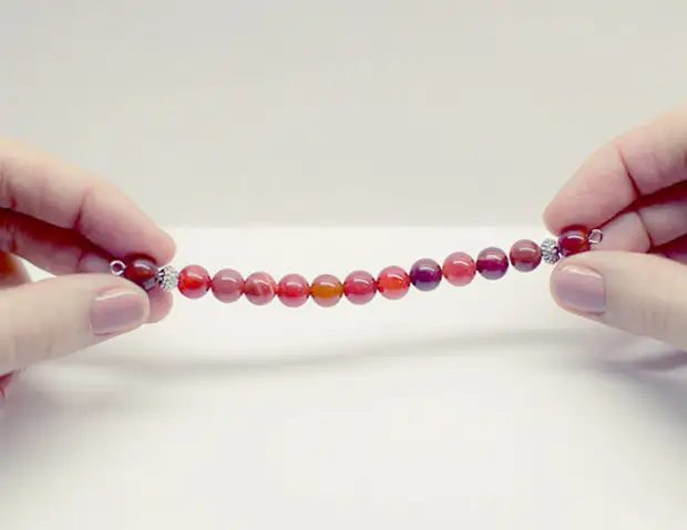 Браслет из бусин своими руками мастер класс. Браслет из бусин своими руками мастер класс. Браслет из ленты и бусин своими руками. Браслет из бусин. Браслет из бусин своими руками мастер класс.