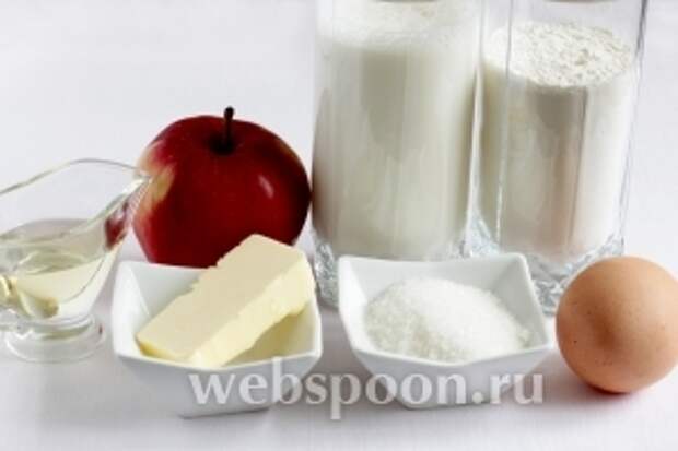 Для приготовления блинчиков с яблочной начинкой понадобятся мука, молоко, сахар, яйцо, соль, сода, масло сливочное, яблоки и растительное масло.