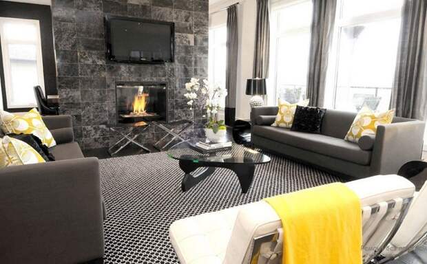 Прекрасная обстановка в комнате создана благодаря оригинальному интерьеру в желто-серых тонах.