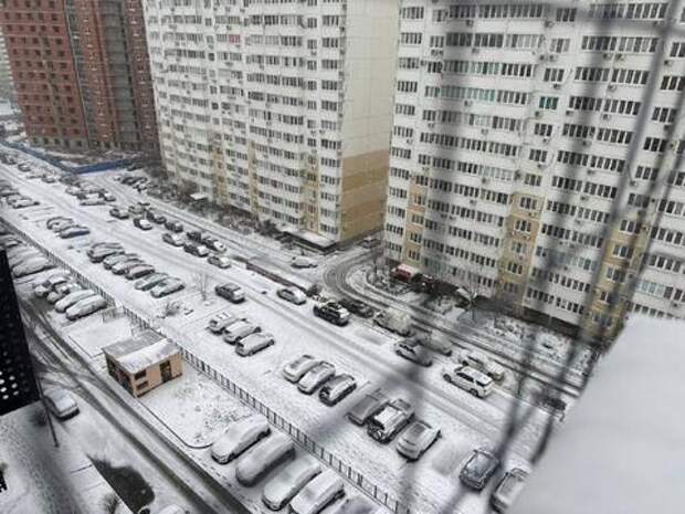 Портовый город Новороссийск экономит на песке? Старики и дети падают на заледенелых тротуарах, улицы превратились в каток