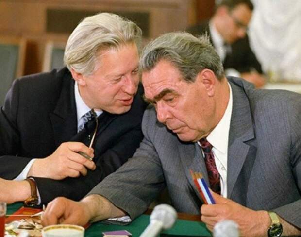 Леонид Брежнев и Леонид Замятин. / Фото: www.visualrian.ru
